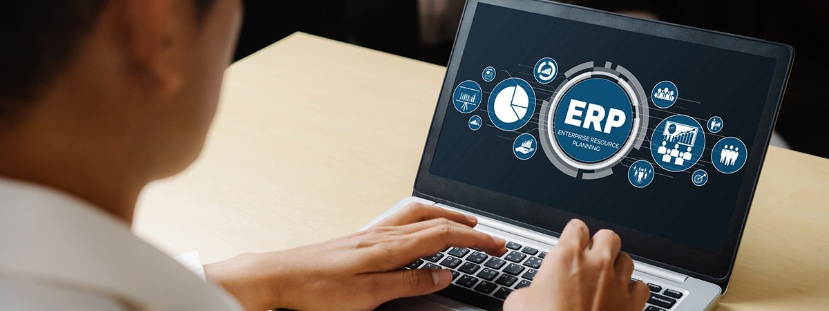 Portatil con ilustración en la pantalla con las letras ERP. Integración de la Centralita Virtual con un ERP