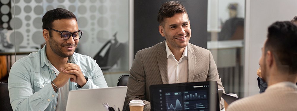 ciberseguridad_basica_kit_consulting Tres personas reunidas hablando. Servicio de Ciberseguridad Básica del Kit Consulting