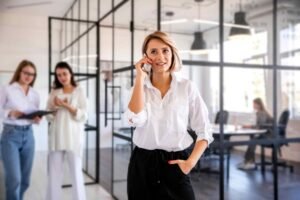 Centralita Virtual – Contáctanos – Glofera Connect Mujer empresaria hablando por teléfono para solicitar su Agente de IA