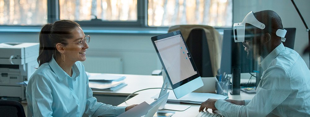 transformacion_digital_360_kit_consulting Dos personas interactuando en una oficina con unas gafas de realidad aumentada. Servicio de Transformación Digital 360º del Kit Consulting